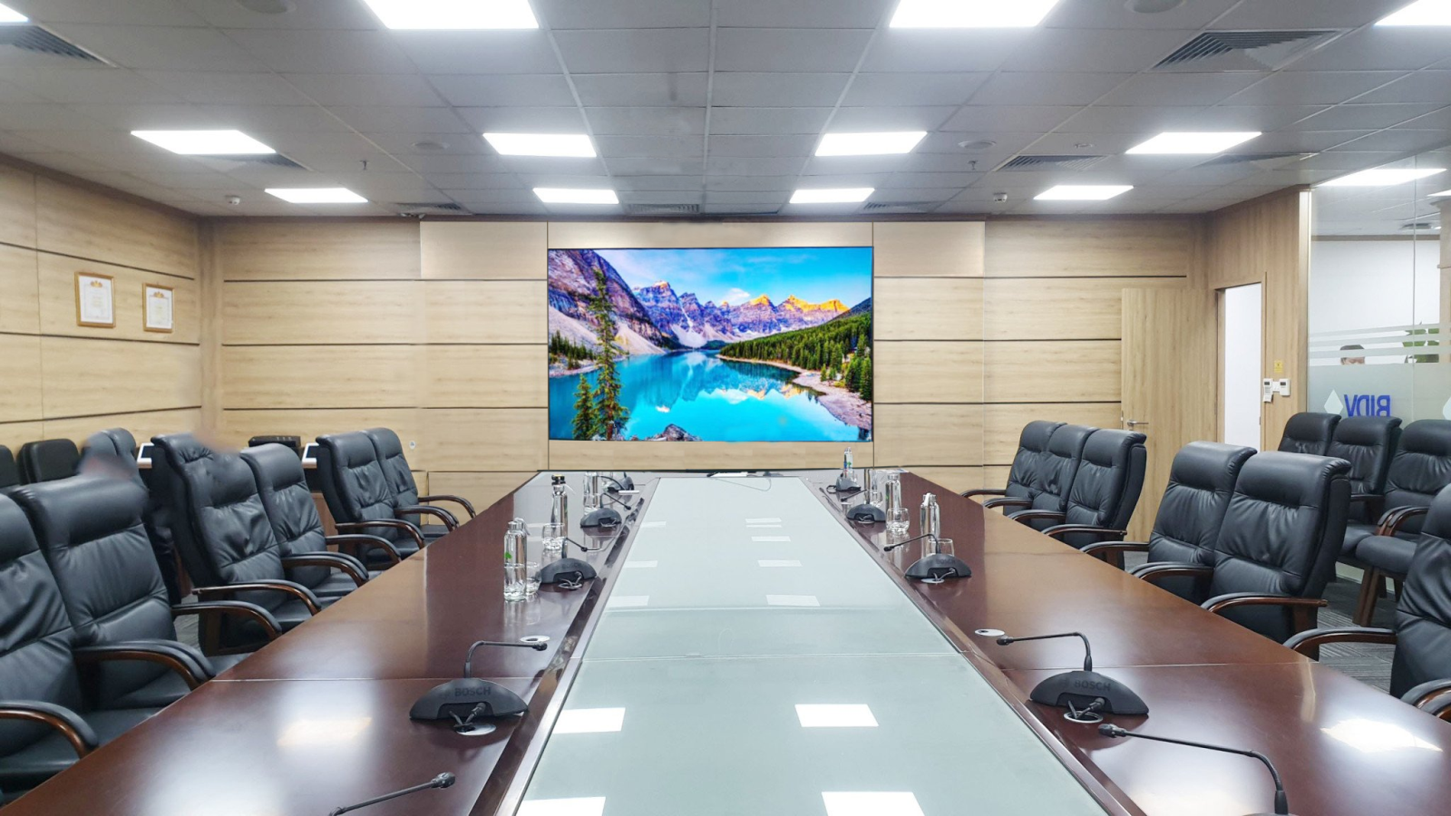 Thi công màn hình LED phòng họp